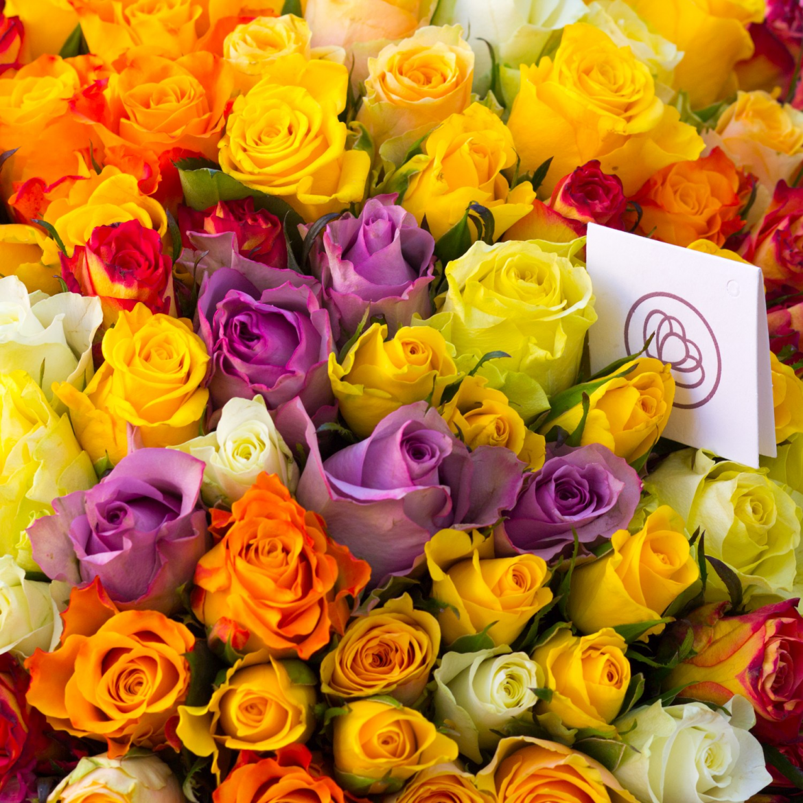 Какие вещества можно добавлять в воду с букетом роз, чтобы они долго сохраняли свежесть